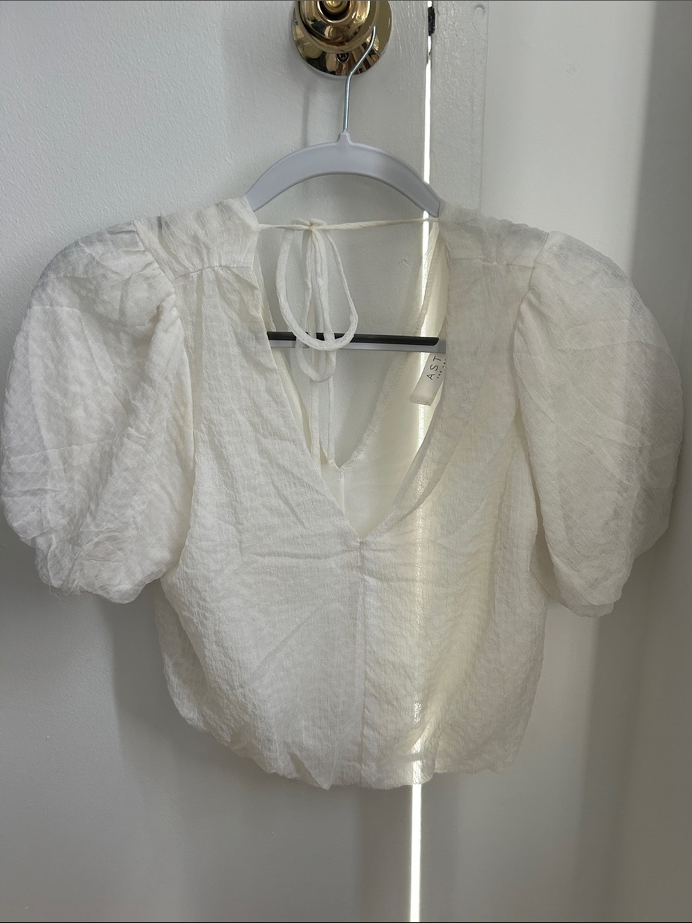 Astr White Puff-Sleeve Cropped V-Neck Blouse